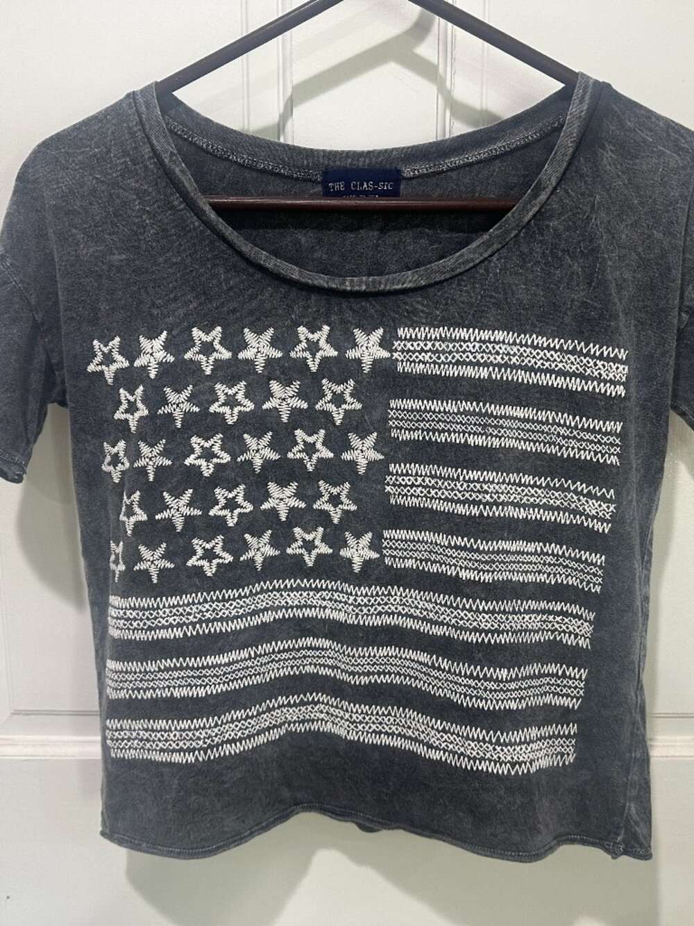 The Clas-Sic Distressed American Flag Graphic Tee | Gray | Size S